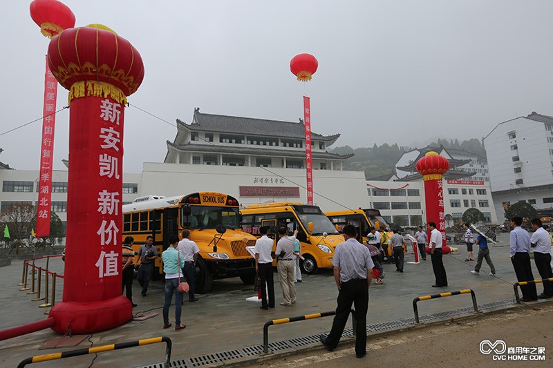 安凱美麗中國(guó)行現(xiàn)場(chǎng) 群眾觀車