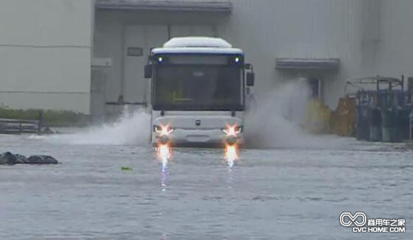 亞星新JS6851純電動客車涉水實驗凸顯品質(zhì)