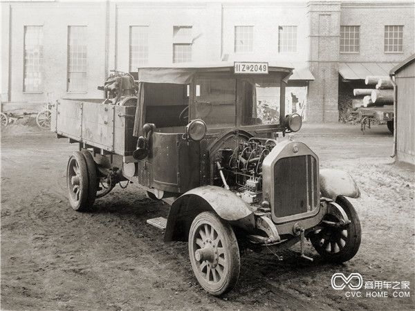 1924年，曼恩第一輛柴油直噴發(fā)動(dòng)機(jī)卡車誕生。.jpg