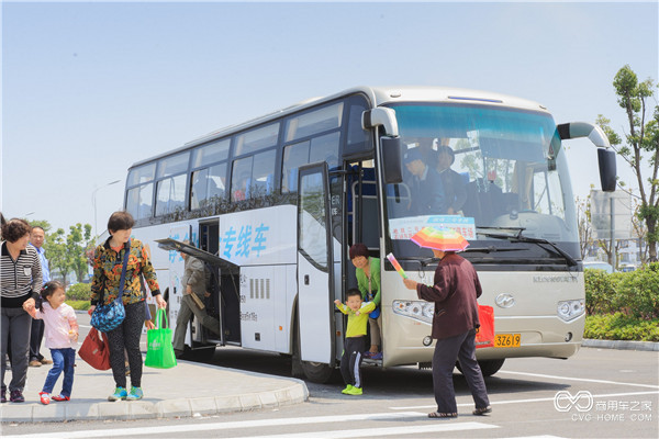 走下園博會專線車，游客們的內(nèi)心滿是期待.jpg