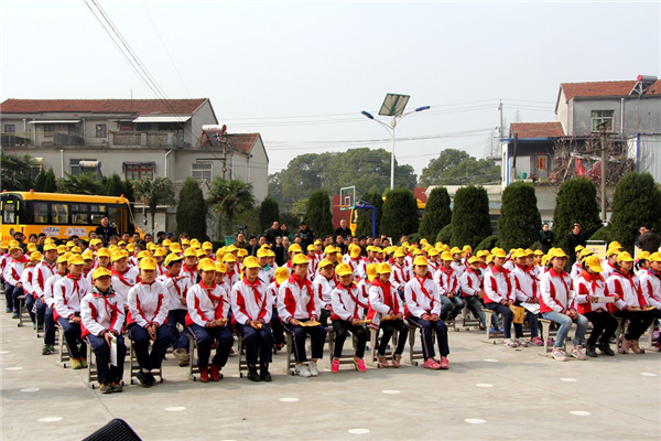 安凱將校車(chē)安全帶進(jìn)校園.JPG