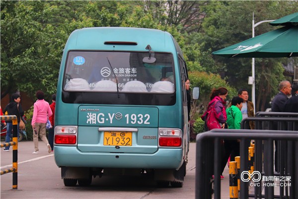 3_這些金旅考斯特承擔著天門山景區(qū)游客接送任務.JPG